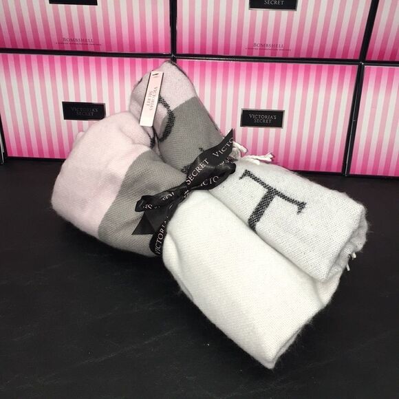 NEW 🍎VICTORIA SECRET Blanket for beach - Picture 1 of 3